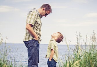 Vater mit Junge am See