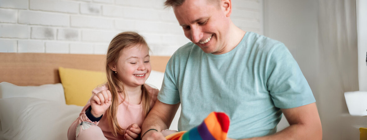 Zwei Männer und ein Kind winken 