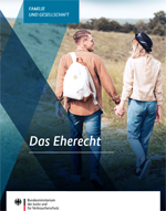 Das Eherecht Ein Mann und eine Frau halten sich beim Spazierengehen an den Händen.