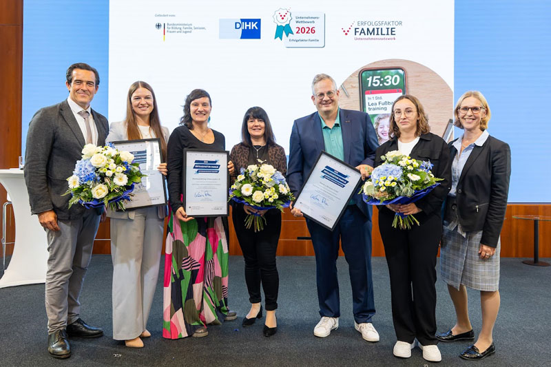 Bildquelle: Netzwerkbüro "Erfolgsfaktor Familie"/ Thomas Rafalzyk Eine Gruppe von Frauen und Männern hält Blumen und Urkunden in den Händen