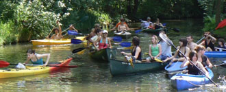 Viele Familien paddeln in Kanus auf einem Fluss, Foto: Männe/pixelio.de