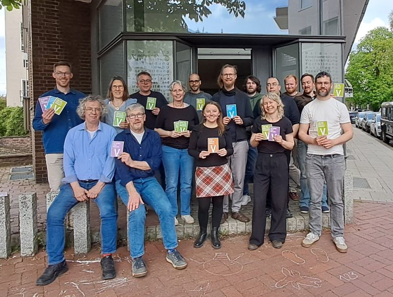 Gruppe mit erwachsenen Personen vor einem Gebäude