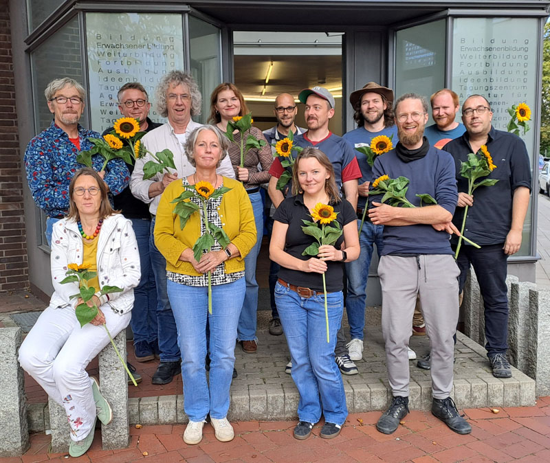 Gruppe mit erwachsenen Personen vor einem Gebäude