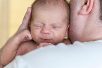 Mann hält Baby